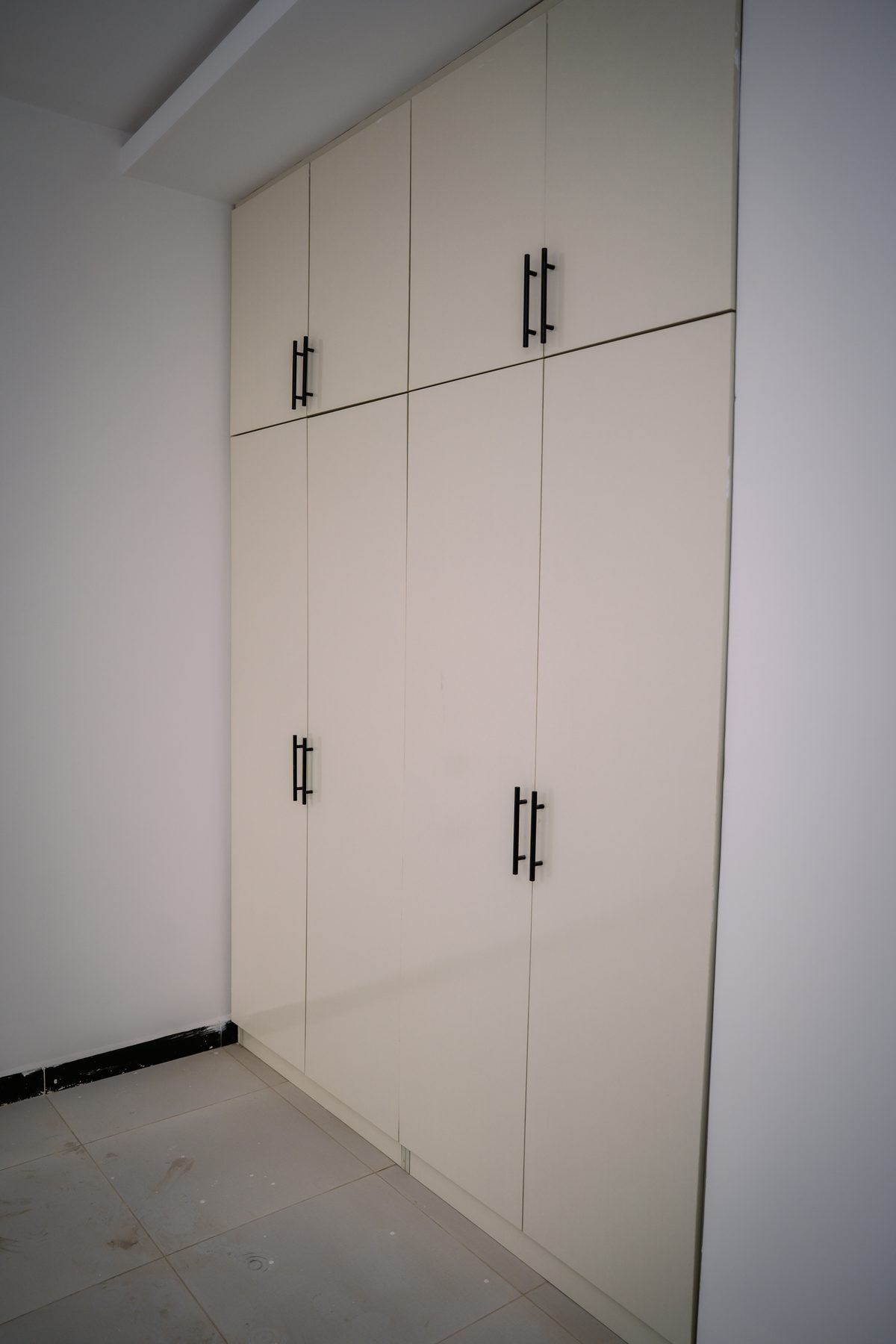 Built-in white cupboard