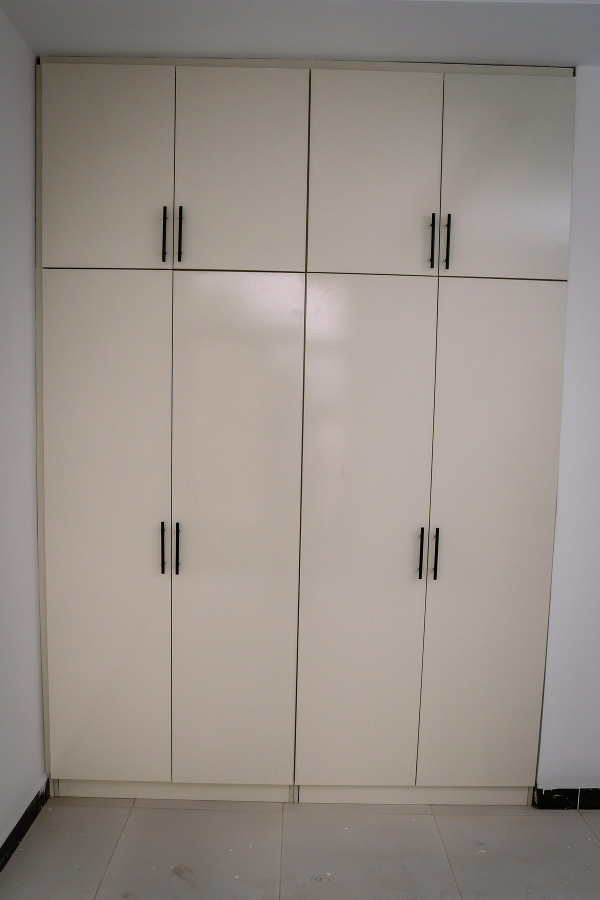 Floor-to-ceiling cupboard